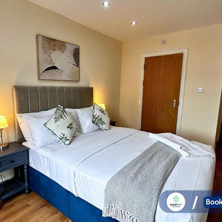 Modern 2 Bed 2 Bath Apartment Free Parking วัตฟอร์ด ภายนอก รูปภาพ