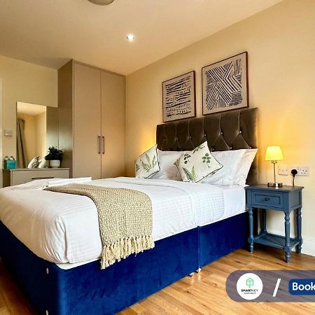 Modern 2 Bed 2 Bath Apartment Free Parking วัตฟอร์ด ภายนอก รูปภาพ