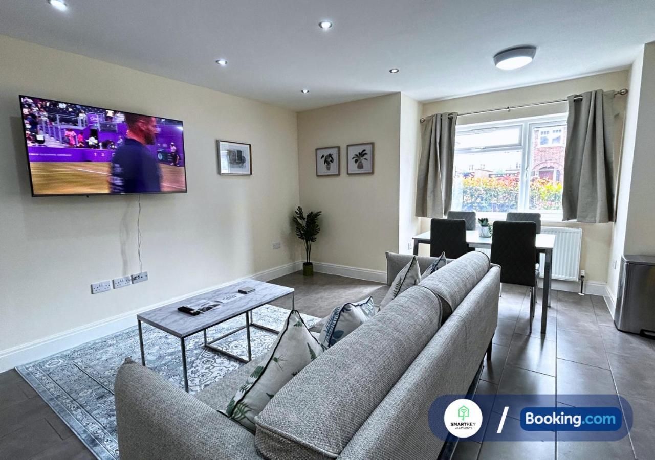 Modern 2 Bed 2 Bath Apartment Free Parking วัตฟอร์ด ภายนอก รูปภาพ