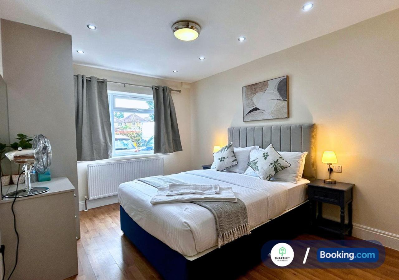 Modern 2 Bed 2 Bath Apartment Free Parking วัตฟอร์ด ภายนอก รูปภาพ