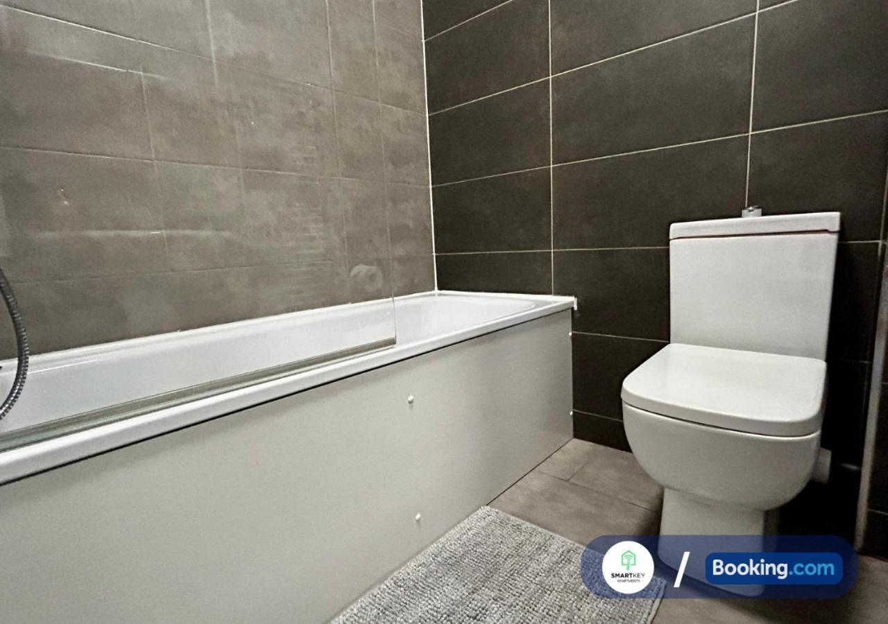 Modern 2 Bed 2 Bath Apartment Free Parking วัตฟอร์ด ภายนอก รูปภาพ
