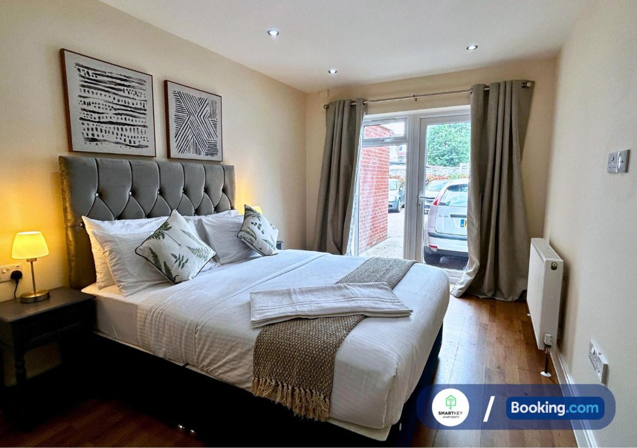 Modern 2 Bed 2 Bath Apartment Free Parking วัตฟอร์ด ภายนอก รูปภาพ